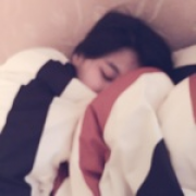 指甲很短的小妹妹在那里耐